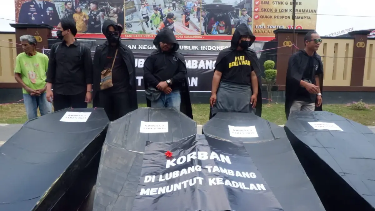 JATAM Kaltim saat aksi di depan markas Polres Samarinda.