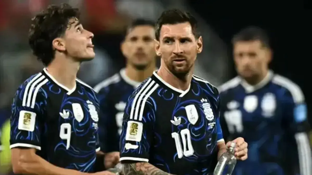 Messi dkk dengan jersey biru tua.