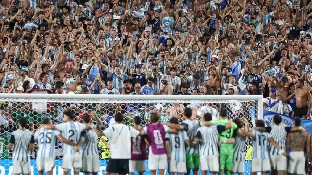Pemain Argentina menyapa fans.