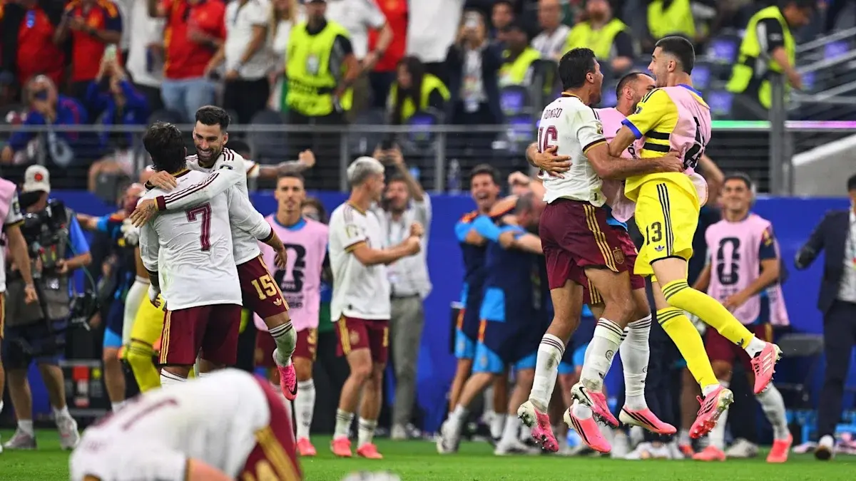 Pemain Spanyol rayakan kemenangan atas Prancis. (Tom Weller/dpa)