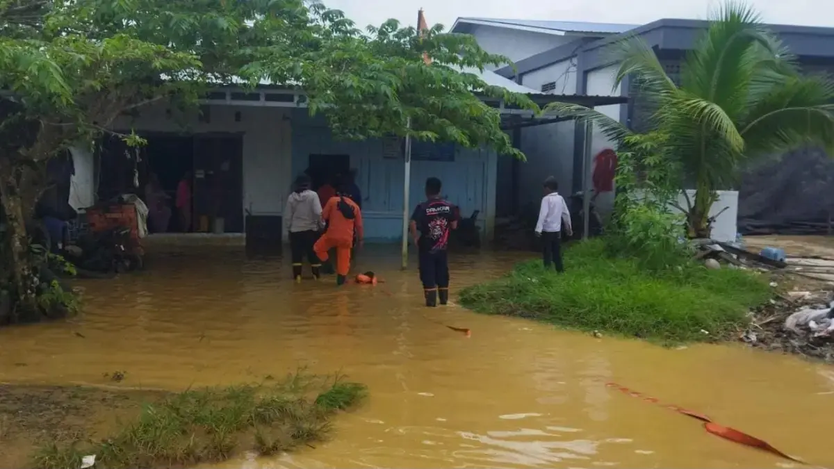 Personel BPBD Nunukan membantu evakuasi barang dan pembersihan sisa-sisa material yang terbawa akibat banjir yang tinggi di sejumlah rumah warga. 