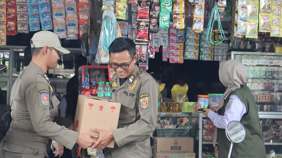 Petugas Satpol PP Samarinda saat melakukan penyitaan Miras di saalah satu Warung Kelontong.