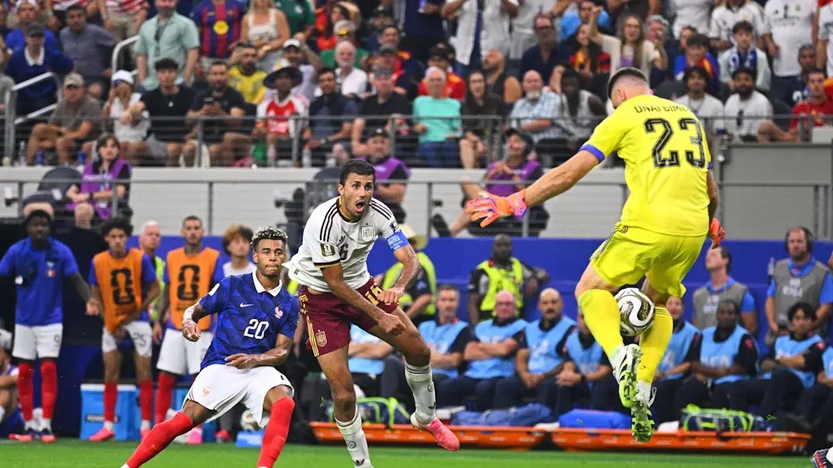 Tendangan Desire Doue dihentikan penjaga gawang Spanyol Unai Simon (Tom Weller/dpa)