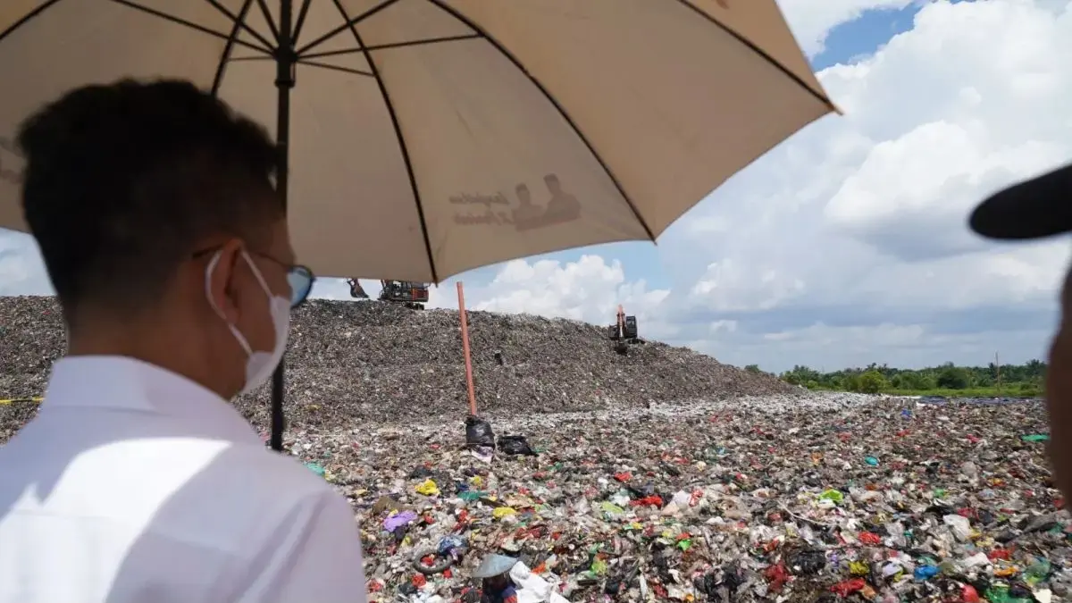 Wali Kota Pontianak Edi Rusdi Kamtono saat meninjau tumpukan sampah di TPA Batulayang Pontianak Utara. (ANTARA/Prokopim)