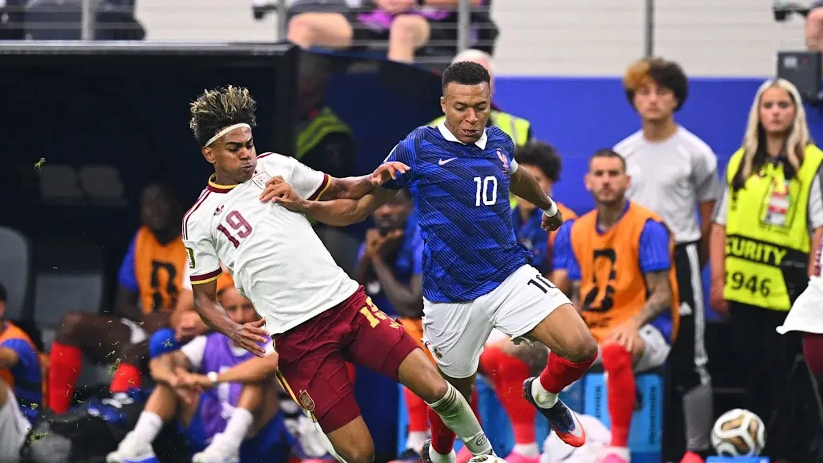 Yamal dan Mbappe saling berebut bola.
