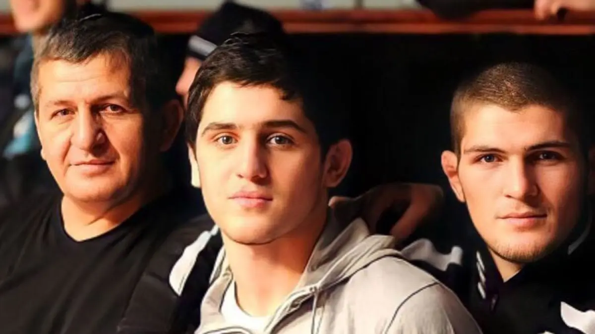 Abdulmanap dan Khabib serta Islam Makhachev (tengah).