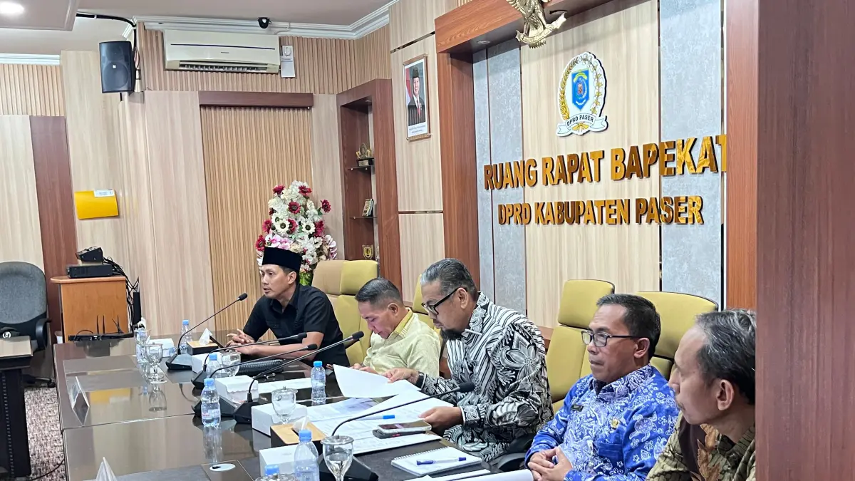 DPRD Paser menerima kedatangan masyarakat Desa Muara Telake Kecamatan Long Kali membahas isu kelangkaan solar subsidi, Kamis (16/7/2026).&nbsp;