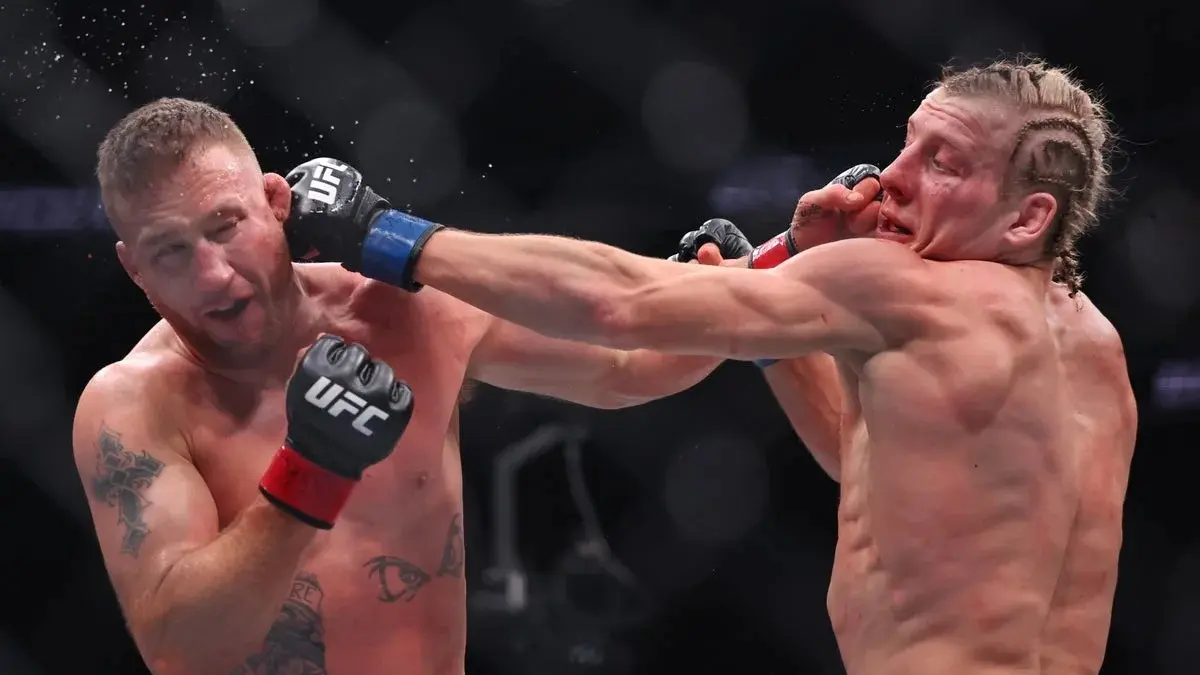 Justin Gaethje adu striking dengan Paddy Pimblett dalam pertemuan pertama mereka.