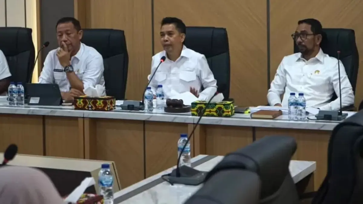 Ketua DPRD Balikpapan, Alwi Al Qadri memimpin rapat pembahasan KUA-PPAS Tahun Anggaran 2027 bersama TAPD Pemkot Balikpapan di Gedung DPRD Kota Balikpapan, Rabu (15/7/2026).