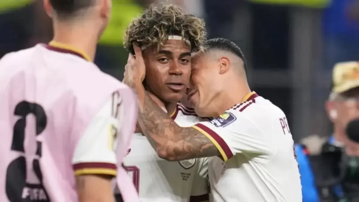Pedro Porro (kanan) memeluk Lamine Yamal usai laga lawan Prancis. (AP Photo/Abie Parr)