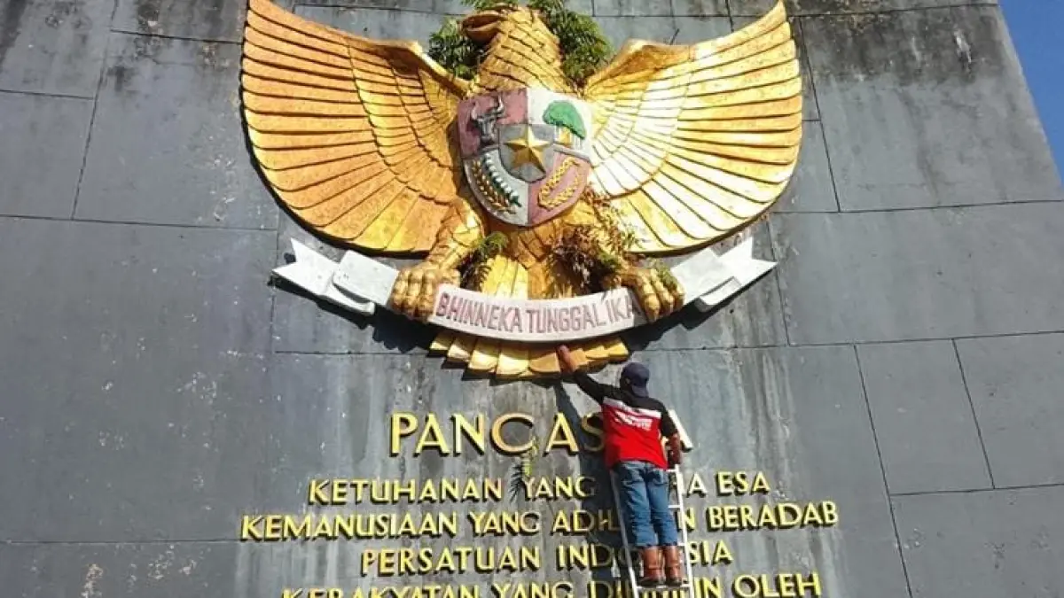 &nbsp;Pihak DLHK Kukar membersihkan Monumen Garuda Pancasila (Ist/DLHK Kukar)