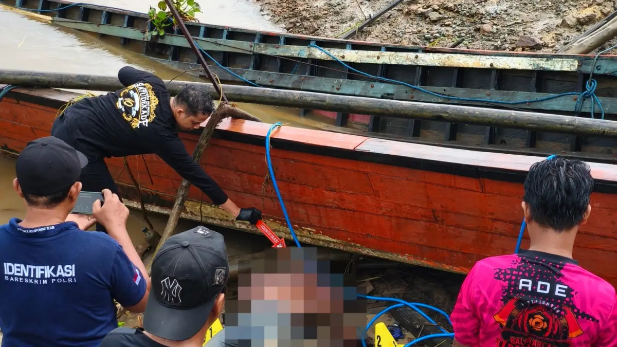 Proses evakuasi jenazah AS di kawasan perairan Mangkurawang (Ist/Disdamkarmatan Kukar)