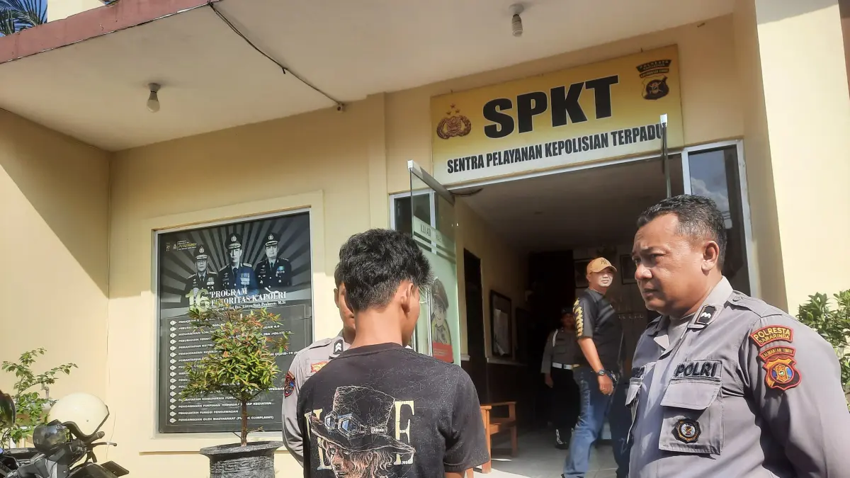 Pelaku penikaman saat diamankan Polsek Samarinda Ulu.