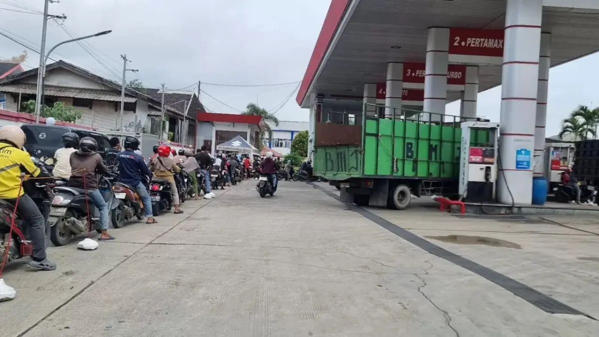 Antrean kendaraan mengisi BBM bersubsidi di salah satu SPBU di Samarinda.