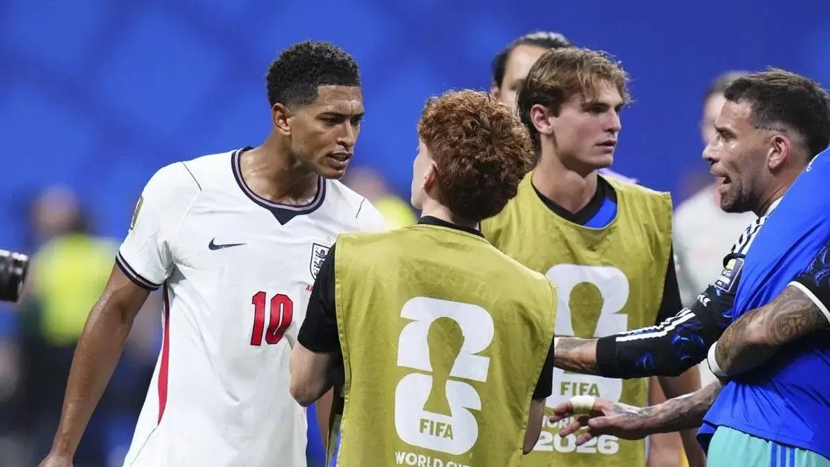 Jude Bellingham terlibat keributan dengan Valentin Barco usai Inggris dikalahkan Argentina.