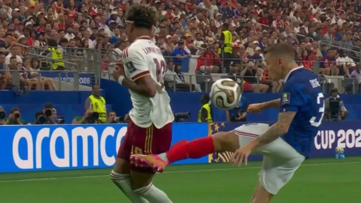 Kesalahan Lucas Digne menjadi titik balik kekalahan Prancis dari Spanyol di semifinal Piala Dunia 2026. Blunder sang bek kiri berujung penalti yang membuka jalan La Roja menuju final. (Footbal 360)