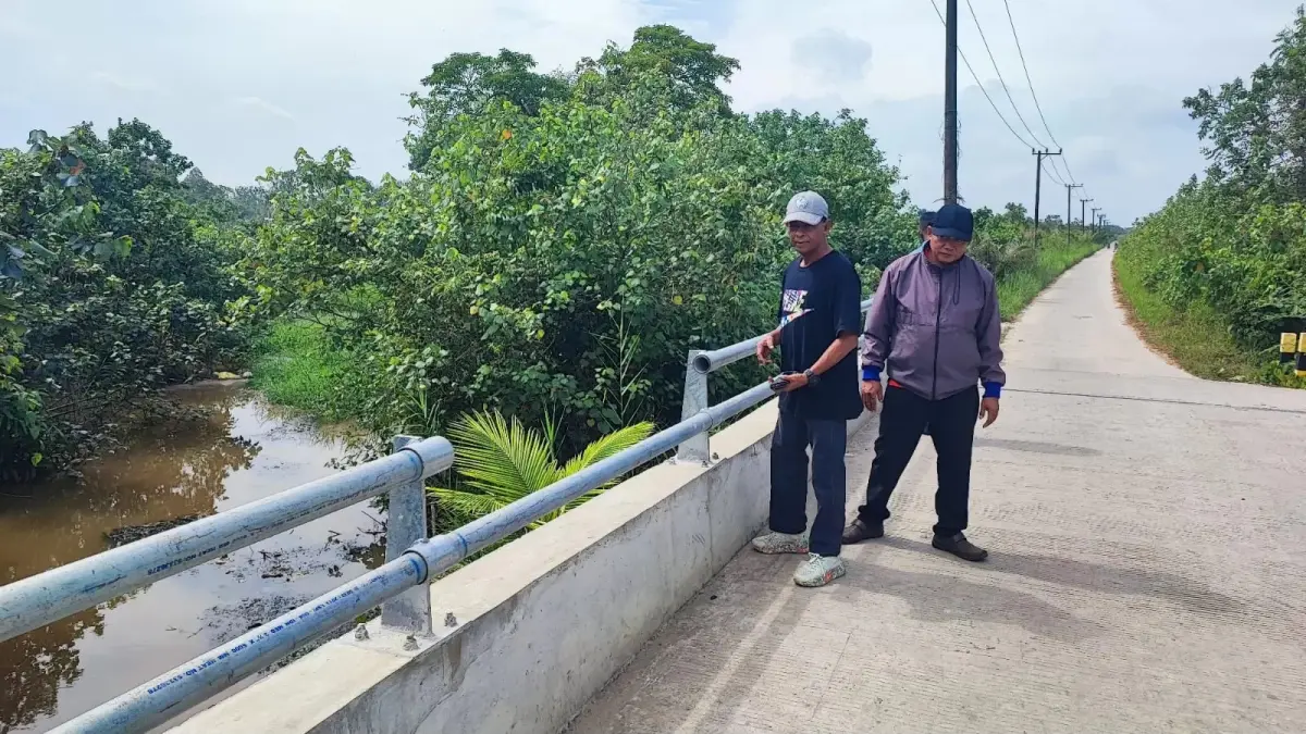 Lurah Sungai Kapih, Misbahul Munir Alhabsy saat meninjau lokasi jembatan yang jadi sasaran pencurian. (ist)