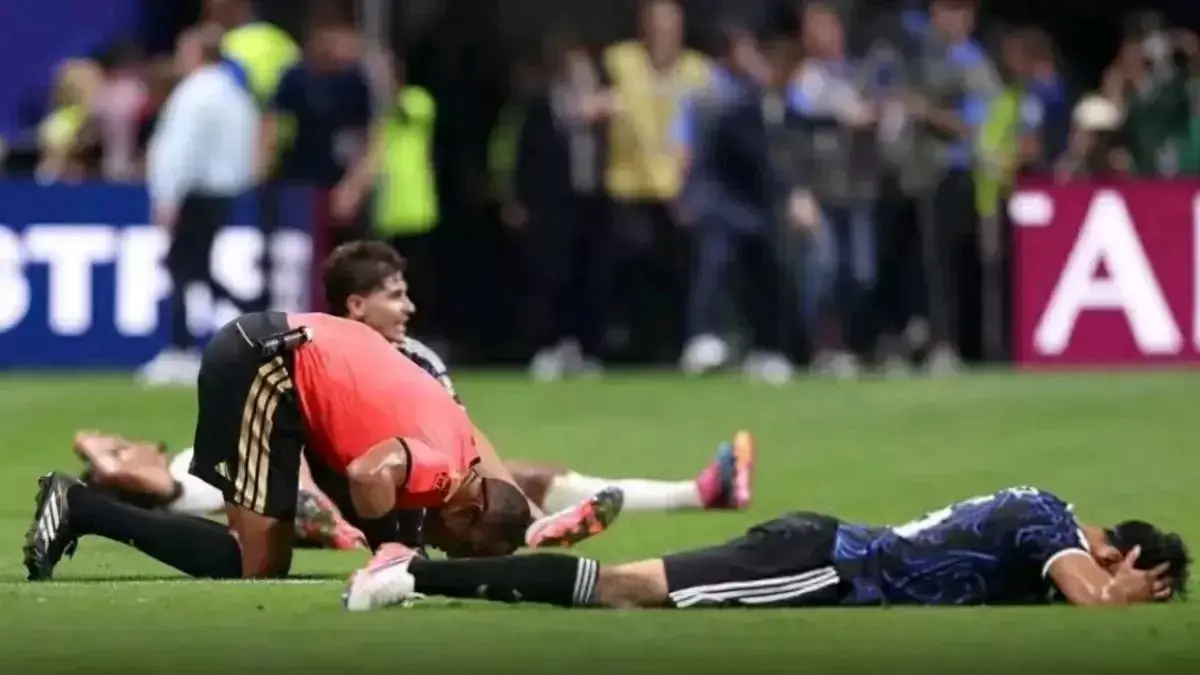  Reaksi sujud wasit Ismail Elfath setelah memimpin pertandingan semifinal. Banyak opini muncul atas apa yang dilakukan Ismail.