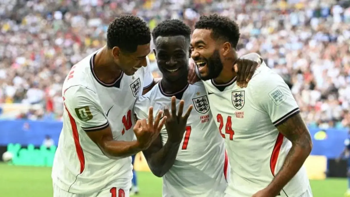 Bukayo Saka yang mencetak hattrick dalam Piala Dunia 2026 (tengah) merayakan golnya bersama Jude Bellingham dan Reece James.