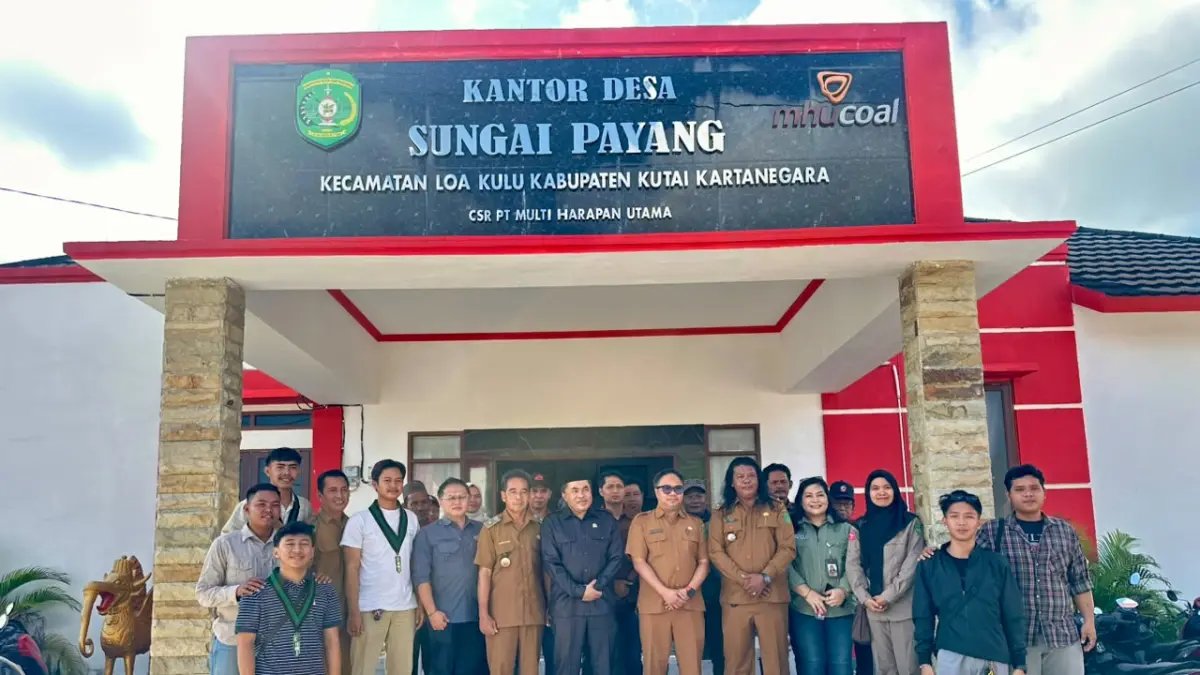Kunjungan HMI Komisariat Hukum bersama Ketua DPRD Kukar ke Kantor Desa Sungai Payang mengawal pembangunan jembatan (Ist/HMI Komisariat Hukum Kukar)