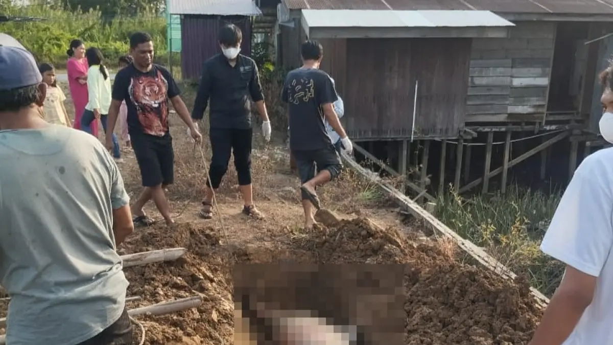 Proses pemakaman lumba-lumba tersesat di sungai Mahakam di Loa Kulu (Istimewa)