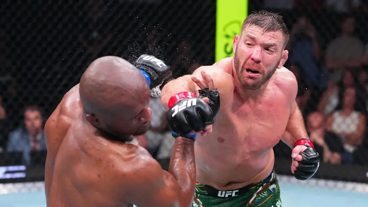 Pukulan kanan Dricus mendarat telak di kepala Kamaru Usman.