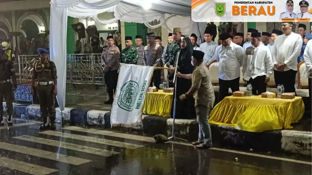 SYIAR: Bupati Berau, Sri Juniarsih Mas, melepas pawai takbiran Iduladha 1447 Hijriah di depan Masjid Agung Baitul Hikmah, Selasa, 26 Mei 2026. KPG