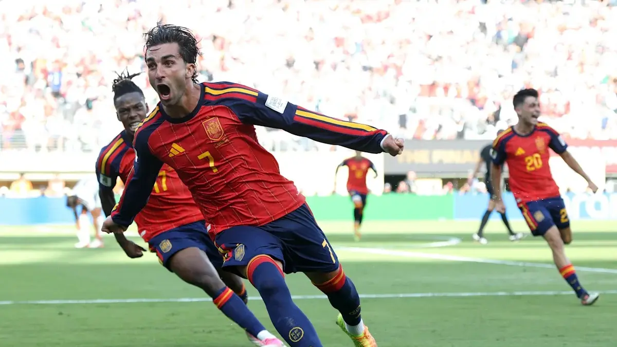 Ferran Torres dkk merayakan kemenangan.