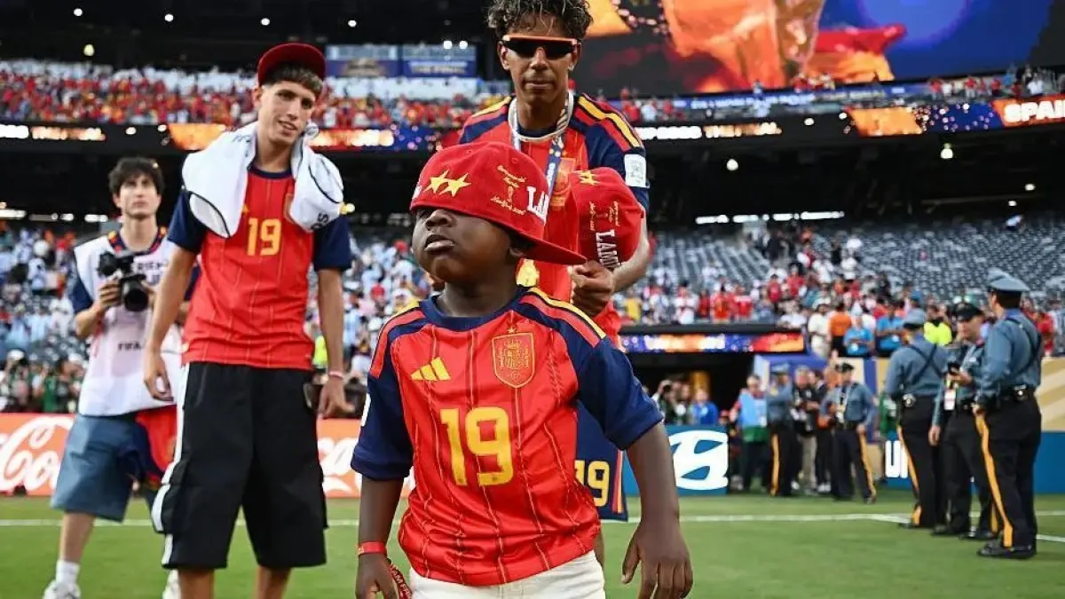 Kenye, adik Lamine Yamal ikut merayakan kemenangan Spanyol.