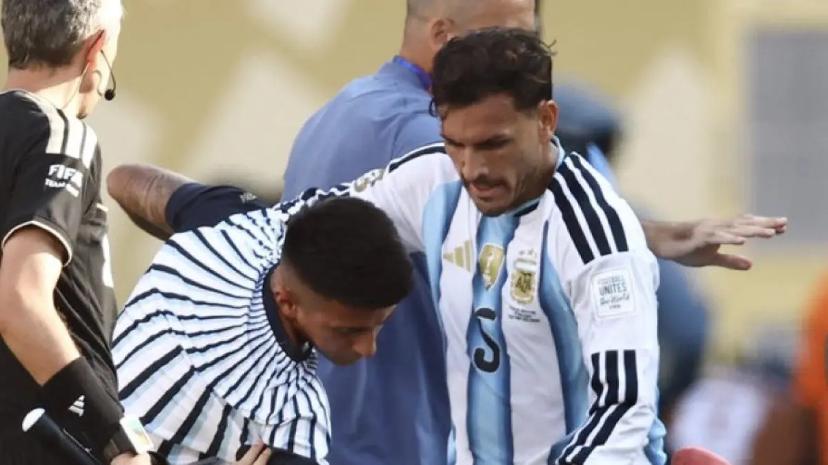 Keributan usai laga Spanyol versus Argentina.