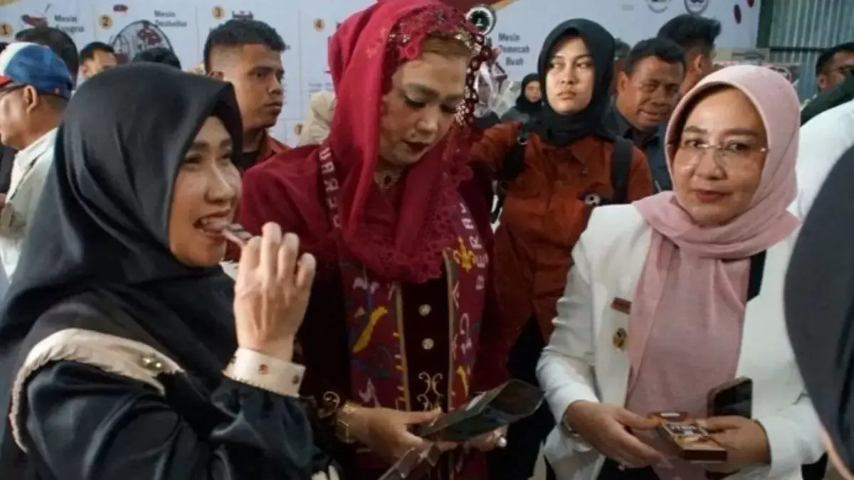 Komitmen penuh Pemerintah Kabupaten Berau dalam mengawal mata rantai industri kakao mulai dari kualitas biji fermentasi di gudang pascapanen hingga menjadi produk olahan cokelat.