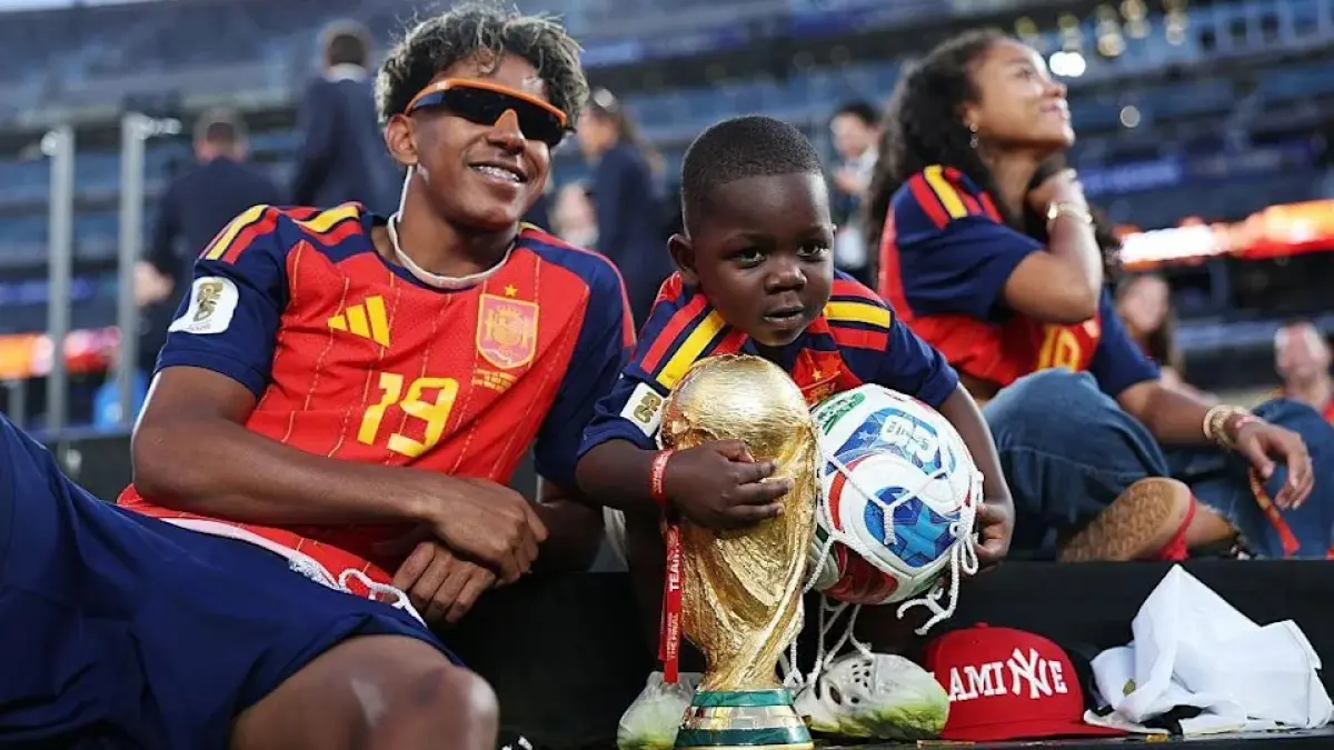 Lamine Yamal dan adik bungsunya, Kenye.