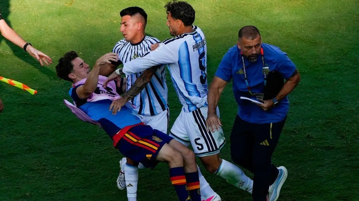 Leandro Paredes bertindak kasar kepada pemain Spanyol usai pertandingan.