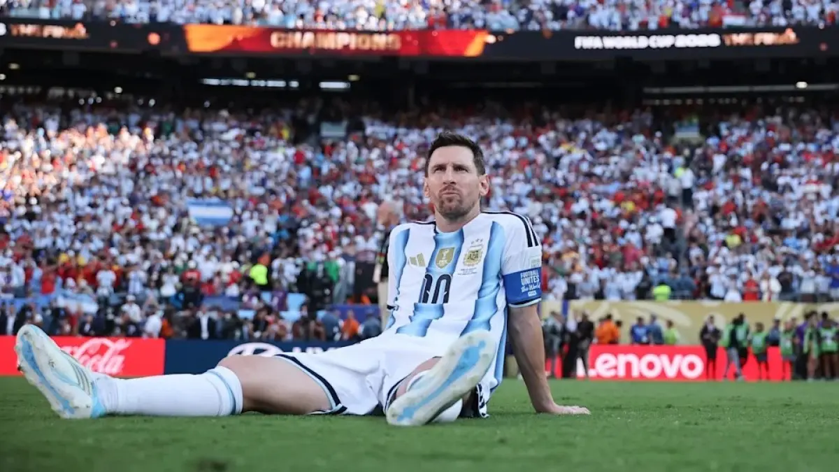 Lionel Messi hanya bisa terduduk lemas.