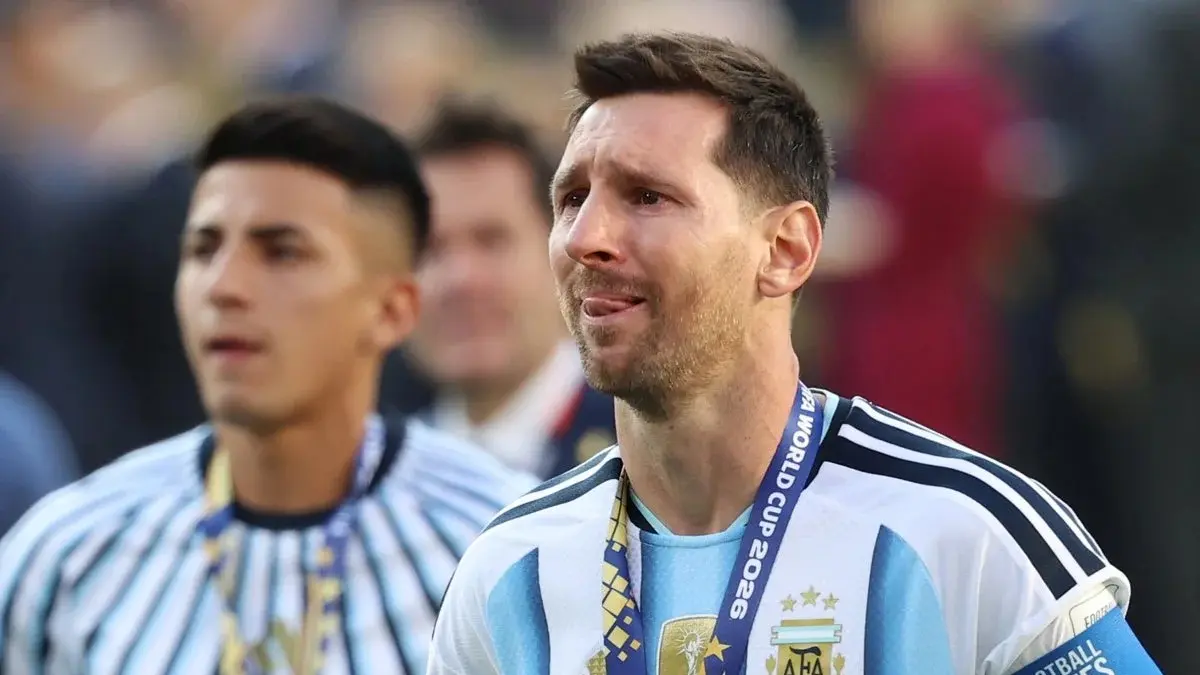 Lionel Messi menangis.