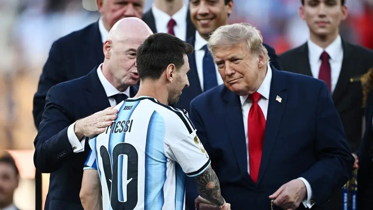 Messi disalami oleh Donald TRump dan Presiden FIFA.