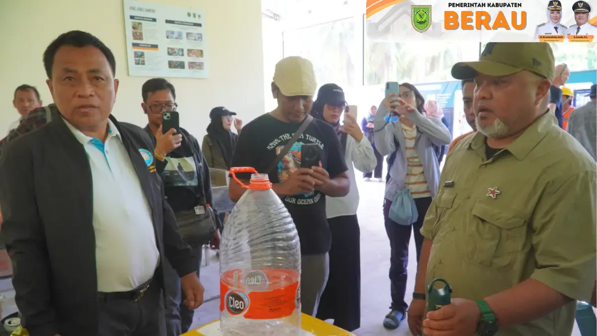 PANTAU: Wakil Bupati Berau, Gamalis (kanan), meninjau proses pengelolaan sampah di TPS3R Pulau Derawan. IST/PROKOPIM