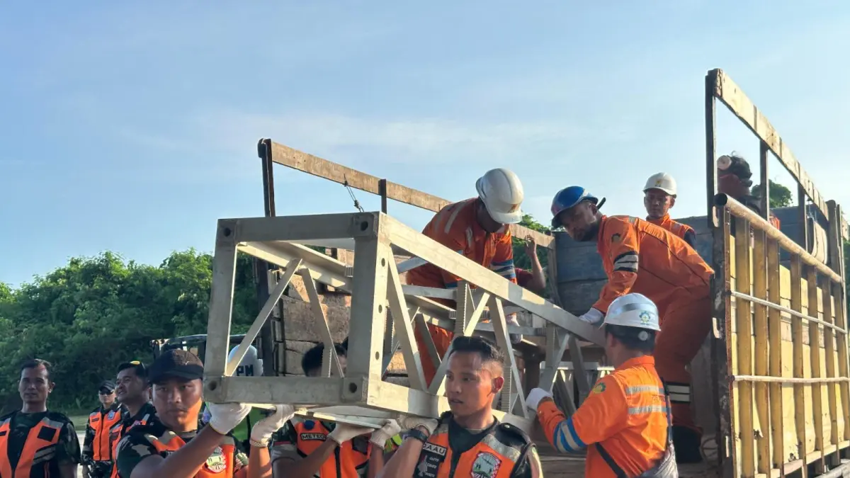 Personel TNI AU dan Tim ERS PLN UPT Balikpapan mengangkat struktur baja Tower Emergency Restoration System (ERS) ke atas truk logistik di Lanud Dhomber. 