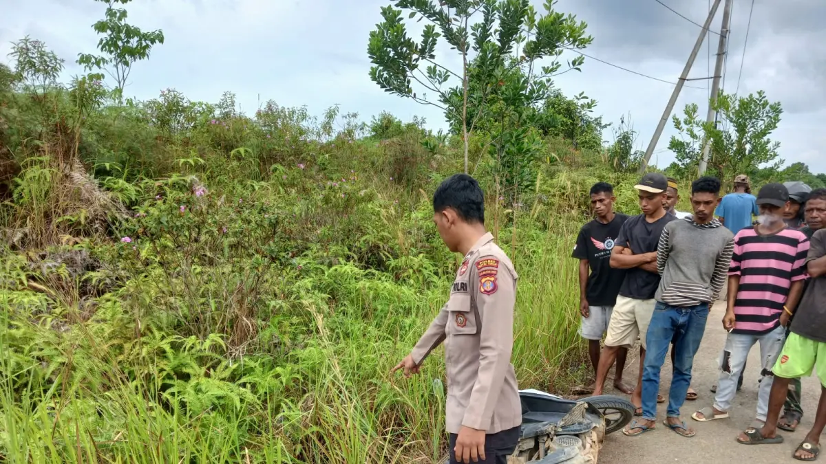 Polisi menunjuk lokasi korban BE ditemukan tewas di pinggir jalan Desa Tanjung Labu, Kecamatan Rantau Pulung (dok.istimewa)