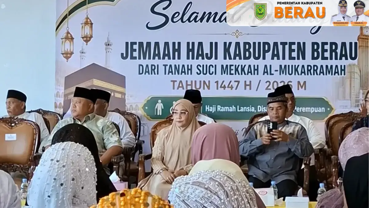 SAMBUT JAMAAH: Bupati Berau, Sri Juniarsih Mas, bersama Wabup Berau, Gamalis, menyambut kepulangan 212 jamaah haji Kabupaten Berau di Bandara Kalimarau, Sabtu, 27 Juni 2026. KPG