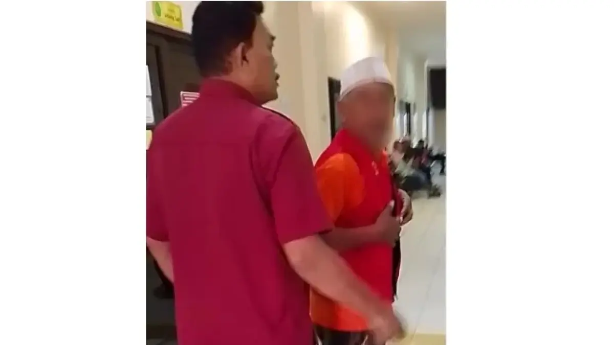 Terdakwa MS berjalan menuju ruang sidang Pengadilan Negeri Balikpapan sebelum mendengarkan vonis 18 tahun penjara dalam kasus pembunuhan berencana terhadap penjaga toko Mbak Leha di Jalan MT Haryono.