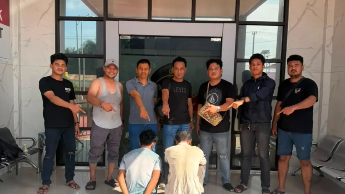 Tersangka dan barang bukti.