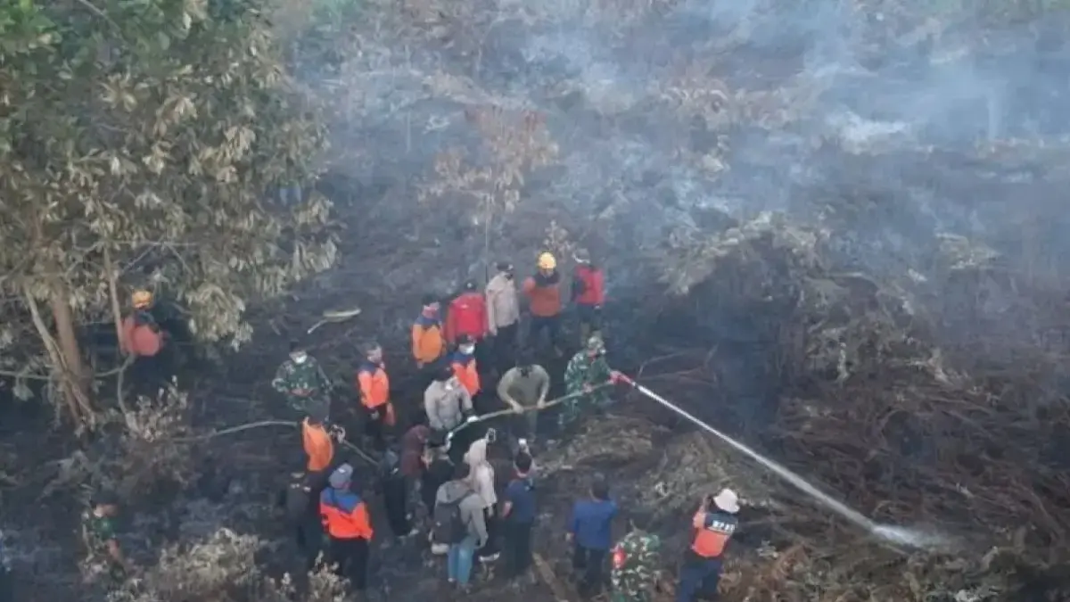 Bupati Kubu Raya Sujiwo bersama personel TNI dan Polri memadamkan kebakaran hutan dan lahan (karhutla) di lahan gambut, Kecamatan Sungai Raya, Kabupaten Kubu Raya, Kalimantan Barat.