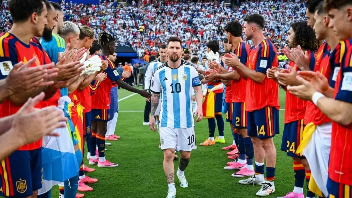 Lionel Messi menerima guard of honour dari para pemain Spanyol setelah final Piala Dunia FIFA 2026 di Stadion New York New Jersey, Amerika Serikat, Senin (20/7/2026) waktu setempat. Argentina takluk 0-1 dari Spanyol. (Foto: FIFA)