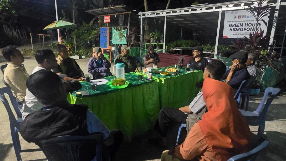 PEDULI LINGKUNGAN: Pegiat Lingkungan dan Komunitas Proklim Balikpapan bersama pembina lingkungan nasional, Bambang Irianto.&nbsp;