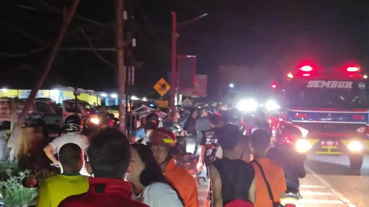 Suasana di Kelurahan Baru, Tenggarong saat petugas Damkar dan warga terkecoh hoaks info kebakaran (Elmo/Prokal.co)