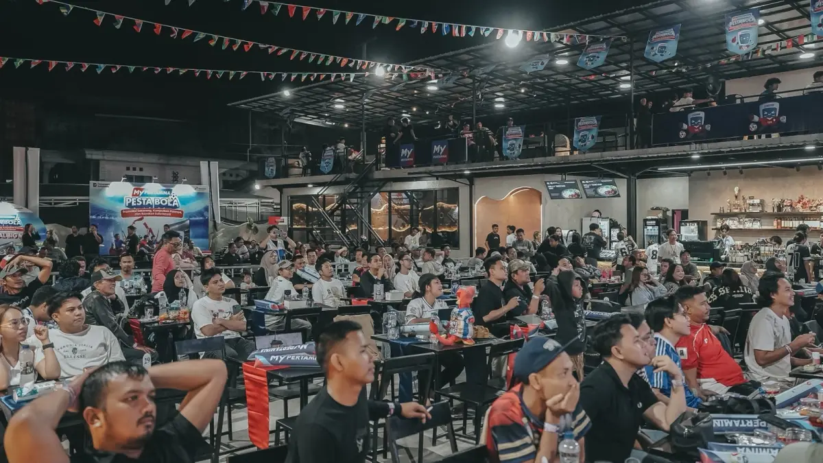  Suasana meriah dan penuh antusiasme mewarnai kegiatan nonton bareng atau nobar Final Pesta Bola Dunia 2026 yang diselenggarakan PT Pertamina Patra Niaga Regional Kalimantan bersama MyPertamina di Aero Space, Balikpapan, Minggu malam (19/7). 