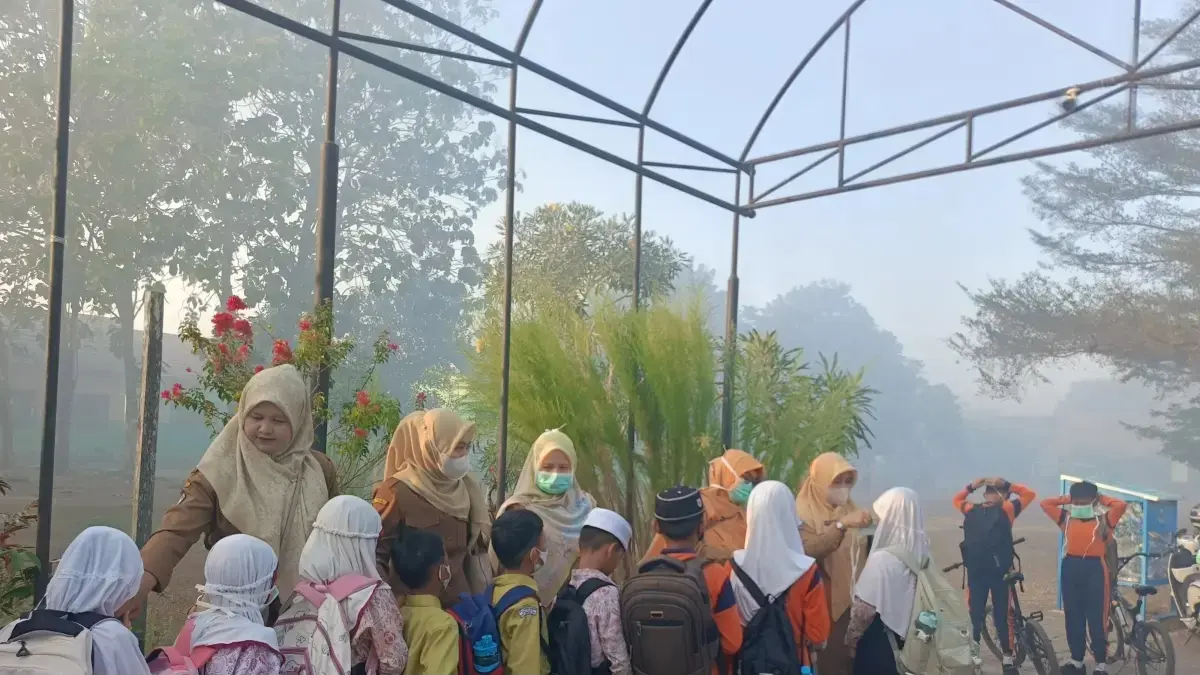 Anak-anak tetap bersekolah seperti biasanya, meski diselimuti kabut asap (Sheilla/radar Banjarmasin)