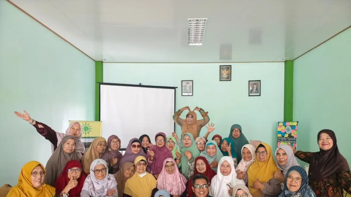 DPD Ikatan Penata Persona Indonesia (IPPRISIA) Kalimantan Timur memberikan edukasi kepada peserta Sekolah Lansia di Day Care Lansia Husnul Khotimah, Majelis Kesejahteraan Sosial DPW ’Aisyiyah Kalimantan Timur, Rabu (22/7/2026).