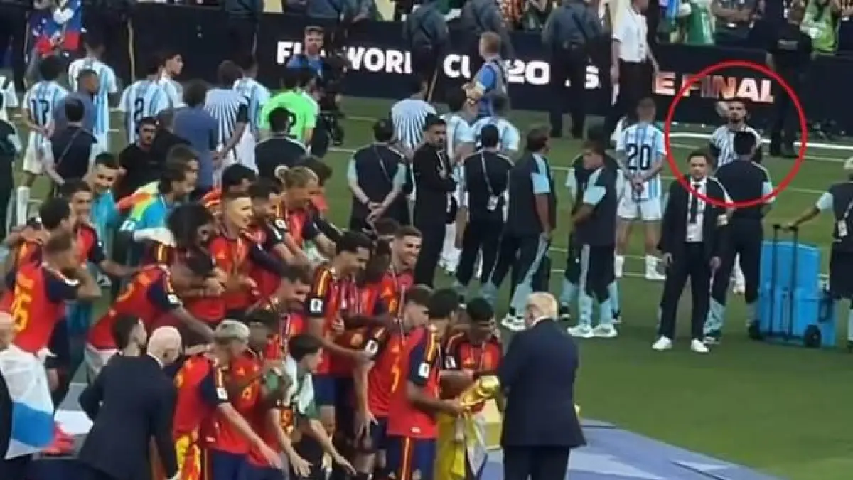  José Manuel López (dalam lingkaran merah) menyaksikan perayaan Spanyol.